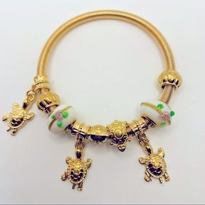 Bracelet Turtles on golden wire. ADORABLE!